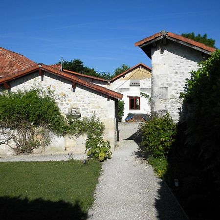 Le Gite Des Chambres De La Grange Cherval Buitenkant foto